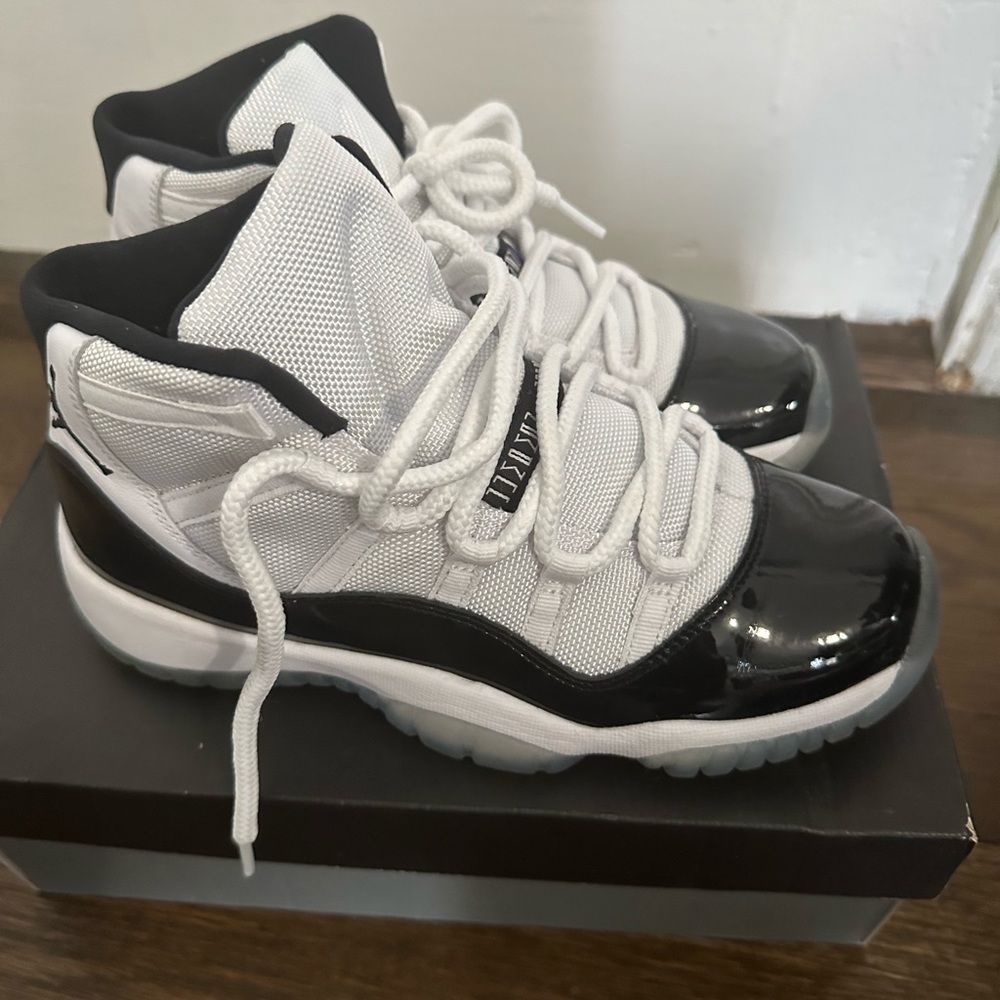 Air Jordan Retro 11 Grade school